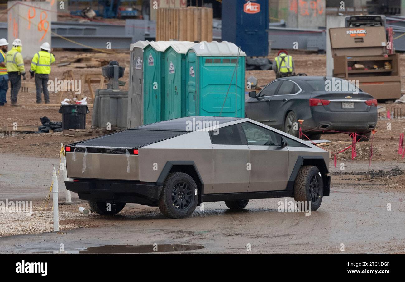 Austin, Texas, Stati Uniti. 13 dicembre 2023. I nuovi Tesla Cybertruck sono parcheggiati fuori dall'enorme fabbrica Tesla nel sud-est di Austin mentre i lavoratori effettuano controlli sulle attrezzature e li allontanano il 13 dicembre 2023, due settimane dopo aver consegnato i primi modelli agli acquirenti VIP in una cerimonia privata. È in corso una massiccia espansione presso lo stabilimento Tesla in Texas, con la costruzione di diversi nuovi edifici. (Immagine di credito: © Bob Daemmrich/ZUMA Press Wire) SOLO USO EDITORIALE! Non per USO commerciale! Foto Stock