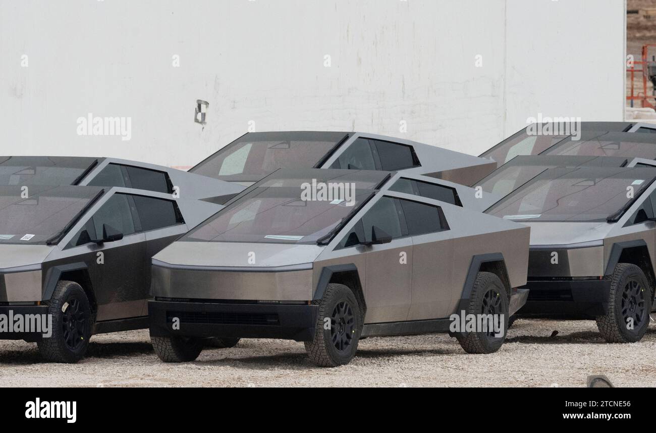 Austin, Texas, USA. 13 dicembre 2023. I nuovi Tesla Cybertruck sono parcheggiati fuori dall'enorme fabbrica Tesla nel sud-est di Austin mentre i lavoratori effettuano controlli sulle attrezzature e li allontanano, due settimane dopo aver consegnato i primi modelli agli acquirenti VIP in una cerimonia privata. È in corso una massiccia espansione presso lo stabilimento Tesla in Texas, con la costruzione di diversi nuovi edifici. (Immagine di credito: © Bob Daemmrich/ZUMA Press Wire) SOLO USO EDITORIALE! Non per USO commerciale! Foto Stock