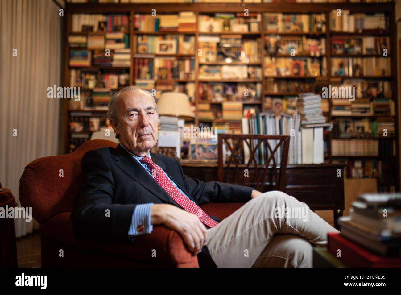 Madrid, 22/11/2021. Intervista a Luis Alberto de Cuenca, ritratto nella sua biblioteca. Foto: Isabel Permuy. ARCHDC. Crediti: Album / Archivo ABC / Isabel B. Permuy Foto Stock