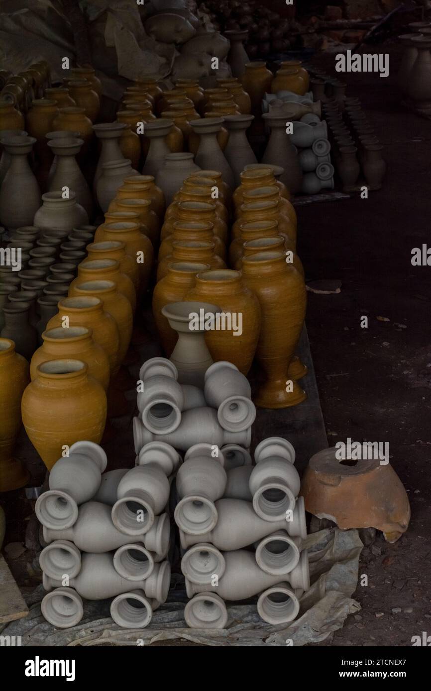 Aratuipe, Bahia, Brasile - 30 maggio 2015: Vasi in ceramica in vendita a Maragogipinho nella città di Aratuipe, Bahia. Foto Stock