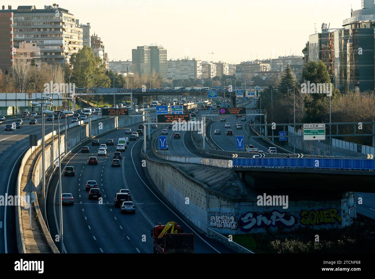 Madrid, 28/12/2016. Cartelli di divieto per la circolazione di veicoli con targhe pari a causa dell'inquinamento. Foto: Oscar del Pozo ARCHDC. Crediti: Album / Archivo ABC / Oscar del Pozo Foto Stock