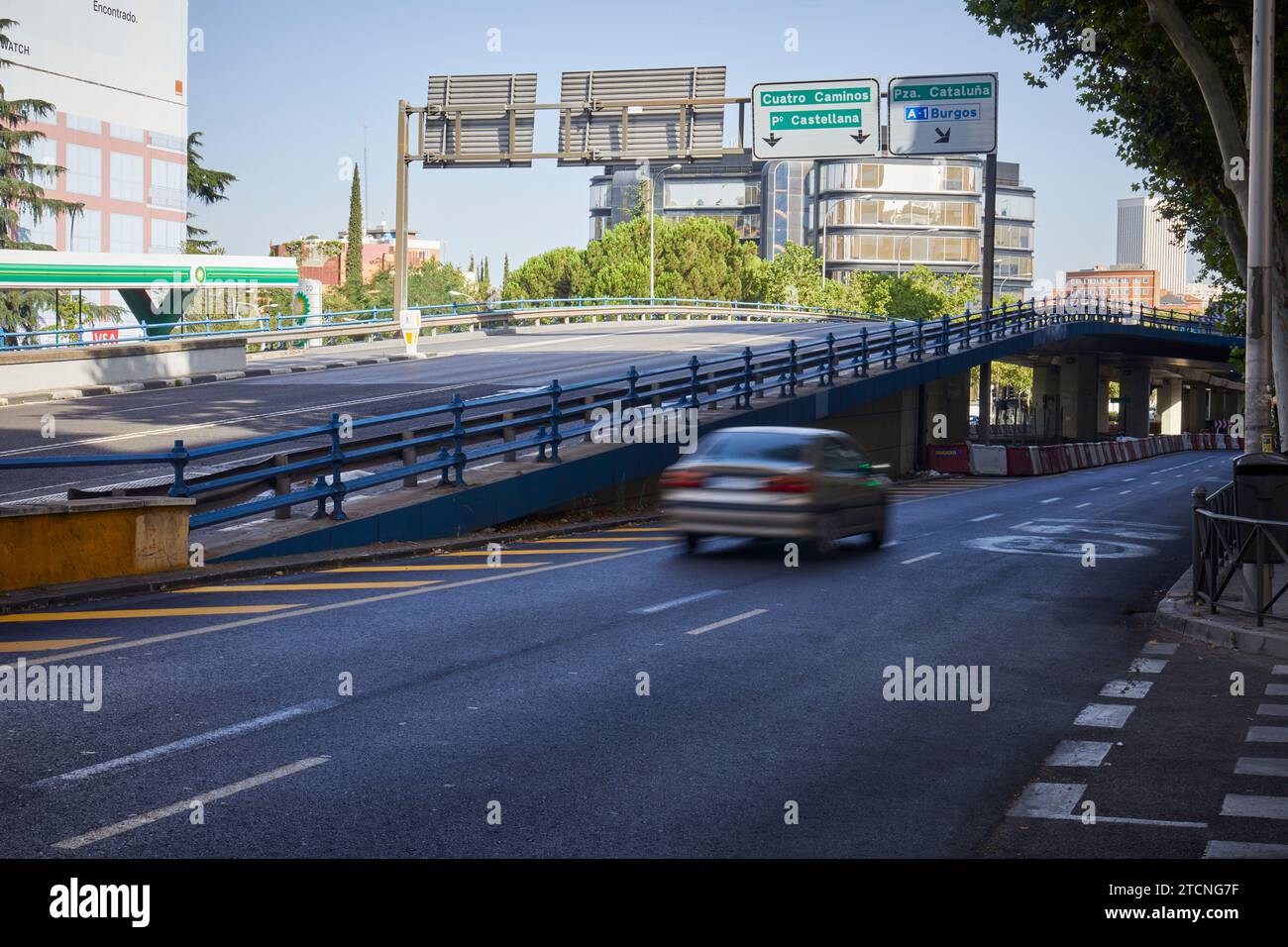 Madrid, 20/07/2020. A causa di danni strutturali irreparabili, il viadotto che collega le vie Francisco Silvela, Príncipe de Vergara e Joaquín Costa, passando per la rotonda López de Hoyos, verrà smantellato con urgenza, con gravi danni al traffico stradale e pedonale. Foto: Guillermo Navarro. ARCHDC. Crediti: Album / Archivo ABC / Guillermo Navarro Foto Stock