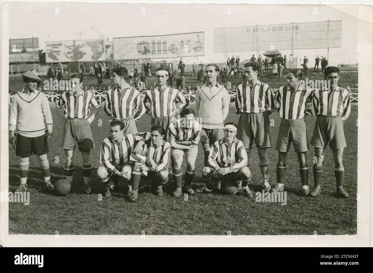 Barcellona, 12/27/1931. Partita di campionato, seconda divisione, giocata allo stadio Guinardó tra il Cataluña e l'Athletic Club de Madrid, che si concluse con la vittoria locale per 2 gol a 1. Nell'immagine, la formazione Atlético: Bermúdez, Corral, Pepín, Antoñito, Rey, Santos, Marín, Losada, Cuesta, Guijarro e del coso. Crediti: Album / Archivo ABC / Torrents Foto Stock