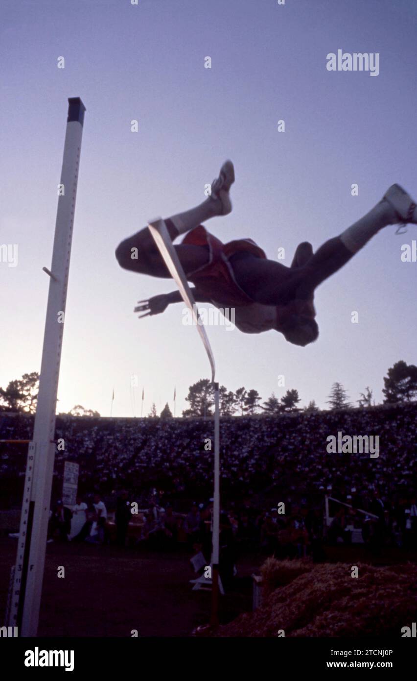 PALO ALTO, CA - 1° LUGLIO: Vista generale di un salto in alto sagomato che utilizza la tecnica della sella mentre butta fuori dal bar con il suo salto durante le prove olimpiche di atletica leggera e campale del 1960 il 1° luglio 1960 allo Stanford Stadium di Palo alto, California. (Foto di Hy Peskin) Foto Stock