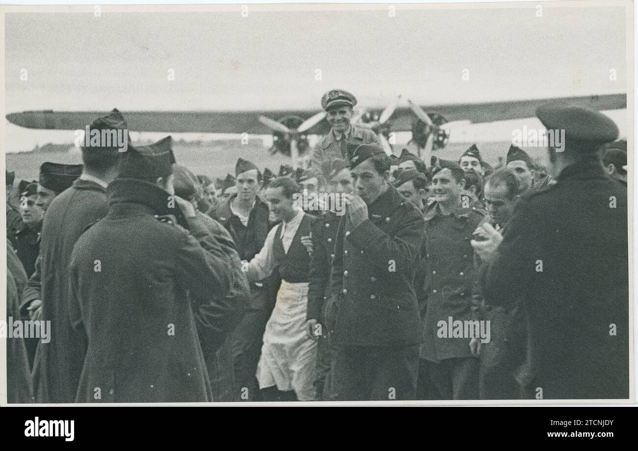 Madrid, 21/02/1936. Aeroporto Cuatro Vientos. Arrivo a Madrid da Siviglia del pilota Antonio Menéndez Peláez, che effettuò il volo tra Camaguey (Cuba) e Siviglia, e più tardi il viaggio tra Siviglia e Madrid. Nell'immagine, i soldati e i meccanici dell'aviazione lo portano sulle spalle dopo essere scesi dall'aereo. Crediti: Album / Archivo ABC / José Díaz Casariego Foto Stock