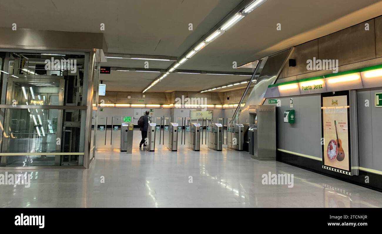 Siviglia, 18/03/2020. Metropolitana di Siviglia vuota dopo il decreto dello stato di allarme e quarantena, a causa del coronavirus. Foto: Manuel Gómez ARCHSEV. Crediti: Album / Archivo ABC / Manuel Gómez Foto Stock