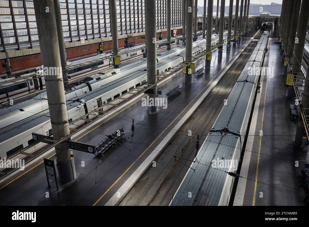 Madrid, 10/05/2020. Stazione ferroviaria di Atocha. A causa del nuovo confinamento dovuto alla rinascita del coronavirus, la stazione è mezzo vuota con pochissimi passeggeri. Piattaforme ferroviarie MEDIE. Foto: Guillermo Navarro. ARCHDC. Crediti: Album / Archivo ABC / Guillermo Navarro Foto Stock