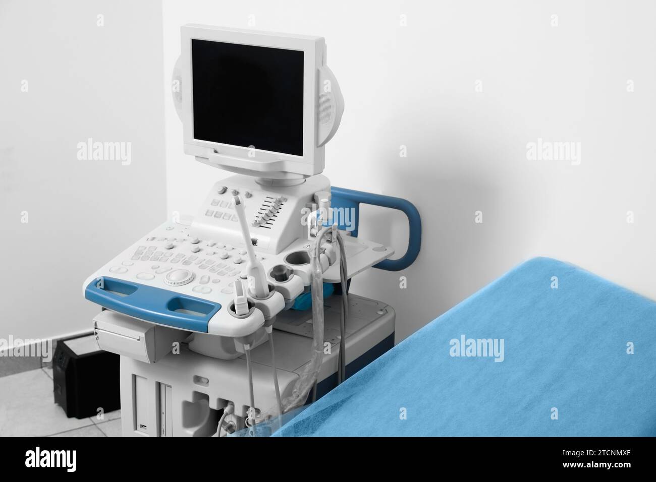 Macchina a ultrasuoni e tavolo d'esame in ospedale Foto Stock