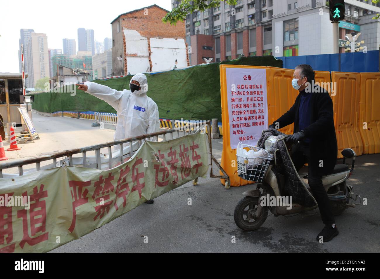 Wuhan (Cina), 04/04/2020. Epicentro del coronavirus in Cina. Un operatore con una speciale tuta protettiva indica l'ingresso all'ospedale centrale di Wuhan. Foto: Pablo M. Díez. ARCHDC. Crediti: Album / Archivo ABC / Pablo M. Díez Foto Stock