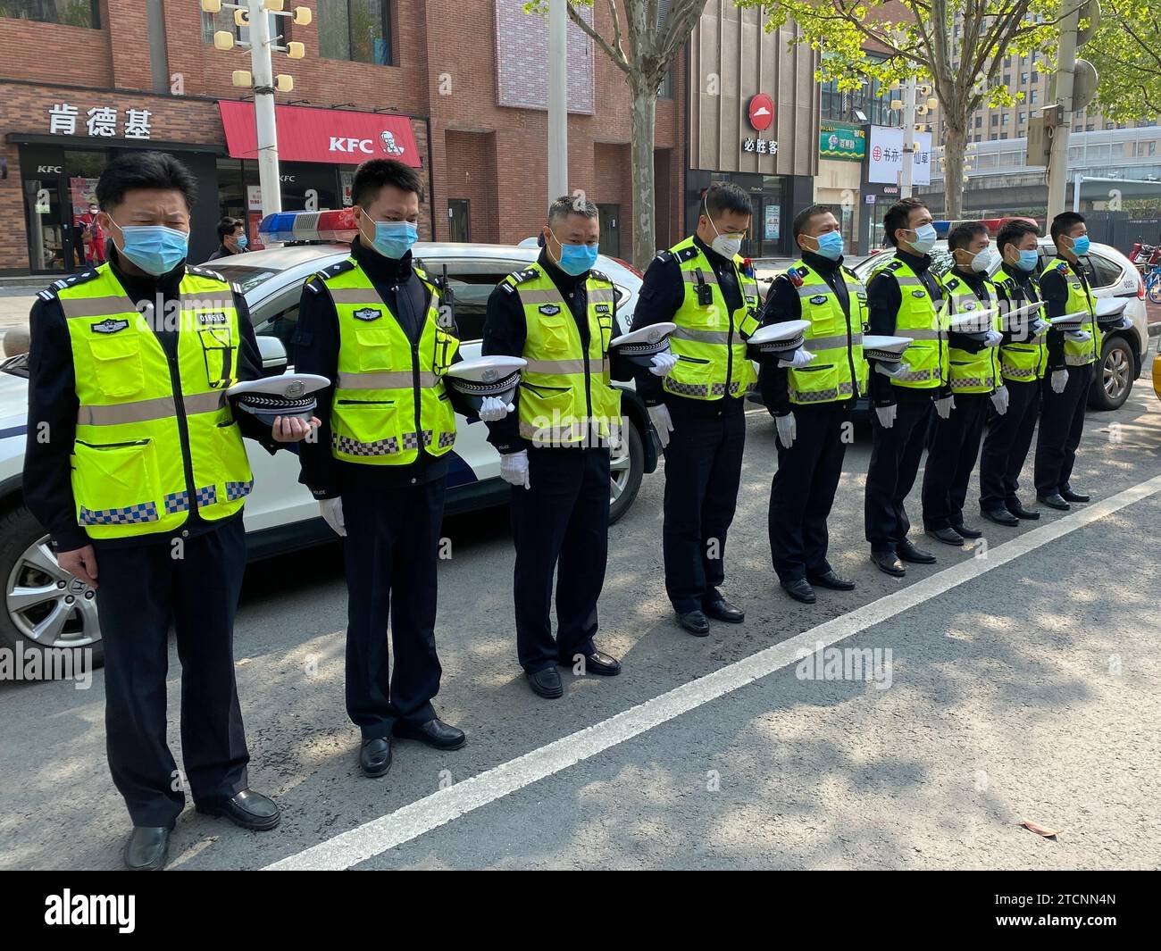 Wuhan (Cina), 04/04/2020. Epicentro del coronavirus in Cina. Gli agenti di polizia di Wuhan osservano tre minuti di silenzio per le vittime del coronavirus in coincidenza con la festa di Qingming, equivalente alla giornata di tutti i Santi in Cina. Foto: Pablo M. Díez. ARCHDC. Crediti: Album / Archivo ABC / Pablo M. Díez Foto Stock