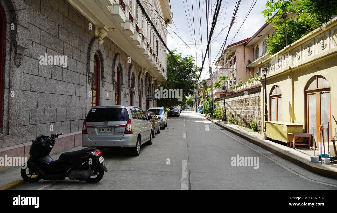 Una strada laterale a Intramuros, una città murata creata durante la colonizzazione spagnola a Manila, Filippine, che è stata mantenuta e rinnovata. Foto Stock