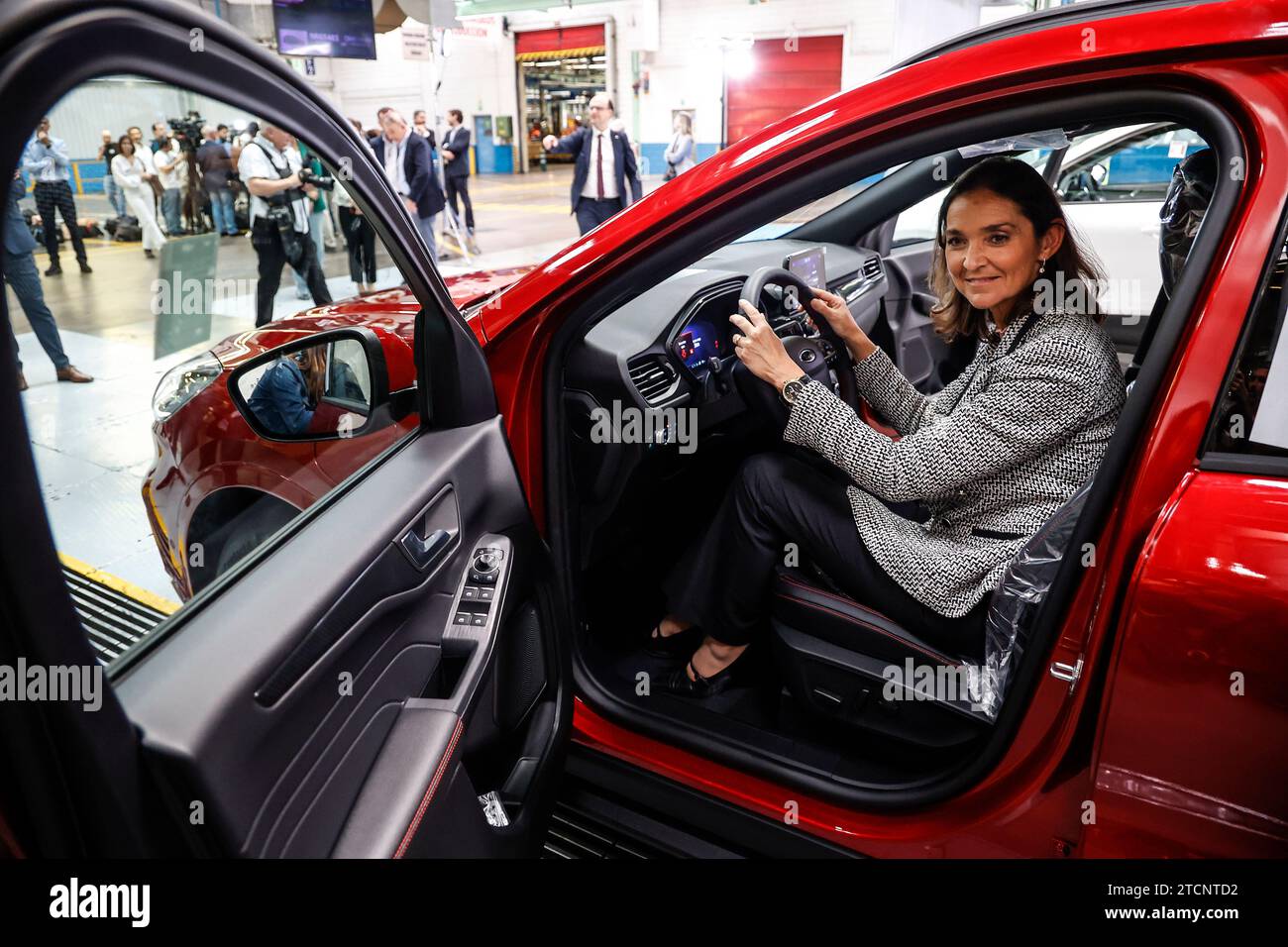 Almussafes (Comunità Valenciana), 24/10/2022. Il ministro dell'industria, del commercio e del turismo, Reyes Maroto, accompagnato dal presidente della Generalitat, Ximo Puig, visita gli stabilimenti Ford di Almussafes. Sono presenti anche Ford Motor Company Vice President of International Government Affairs, Matthew Godlewski; il presidente e CEO di Ford Iberia, Jesús Alonso, e il direttore della produzione di Ford Spain, Dionisio Campos. Successivamente, il ministro si rivolgerà ai media. Foto: Rober Solsona. ARCHDC. Crediti: Album / Archivo ABC / Rober Solsona Foto Stock
