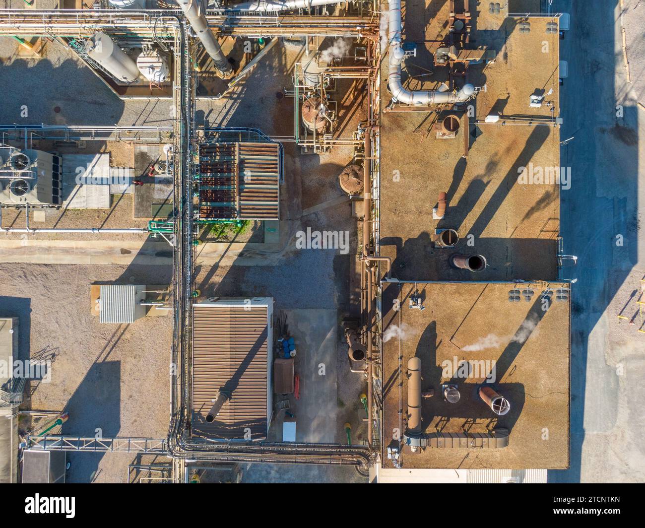 immagini con droni di una grande fabbrica farmaceutica con molti tubi, angoli freddi e ombre interessanti. Foto Stock
