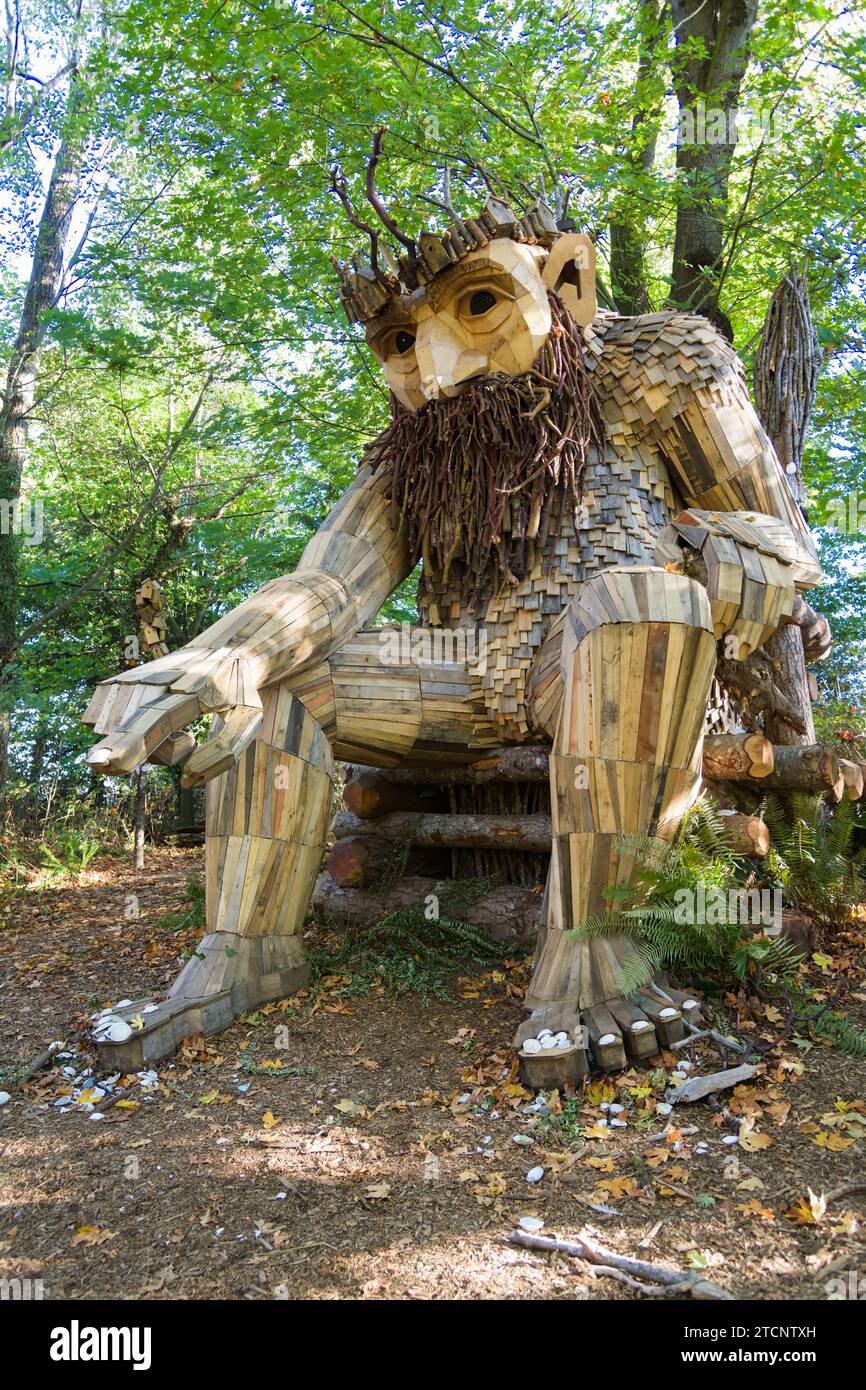Vashon, WA, USA - 26 ottobre 2023; artista ambientale danese Thomas Dambo ArtWork - Oscar the Bird King Foto Stock
