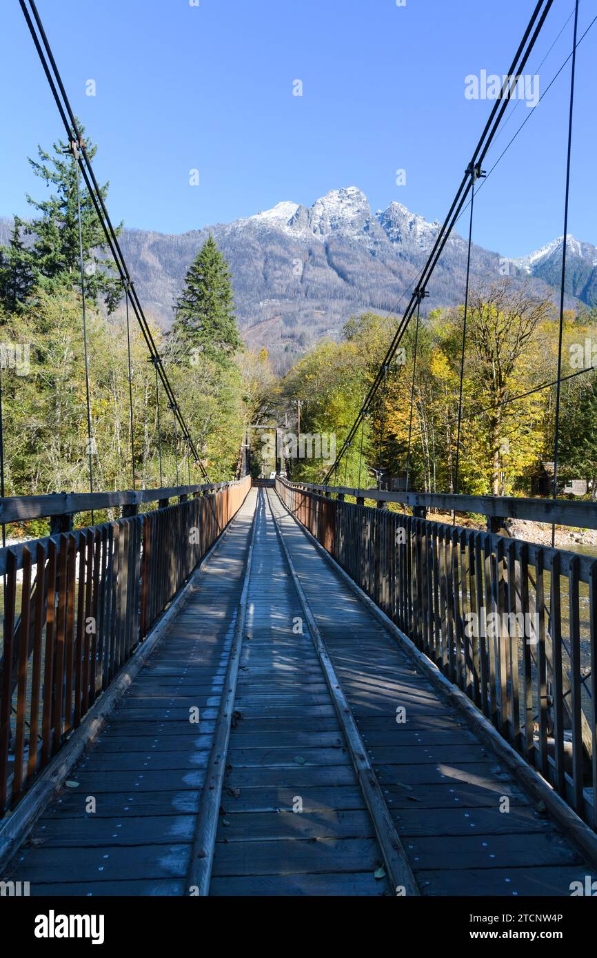 Storico Baring Bridge a una corsia, sospeso in legno su Skykomish Riveron sulla ne Index Creek Road Foto Stock