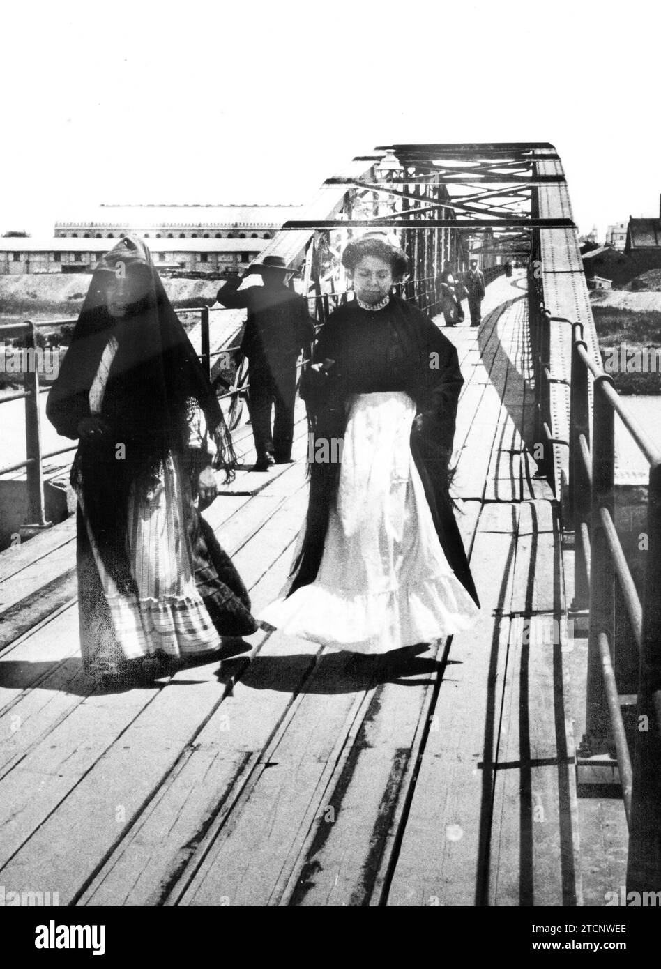 Foto: Carlos Lacave, 1904 «passando il ponte Tablas». Crediti: Album / Archivo ABC Foto Stock
