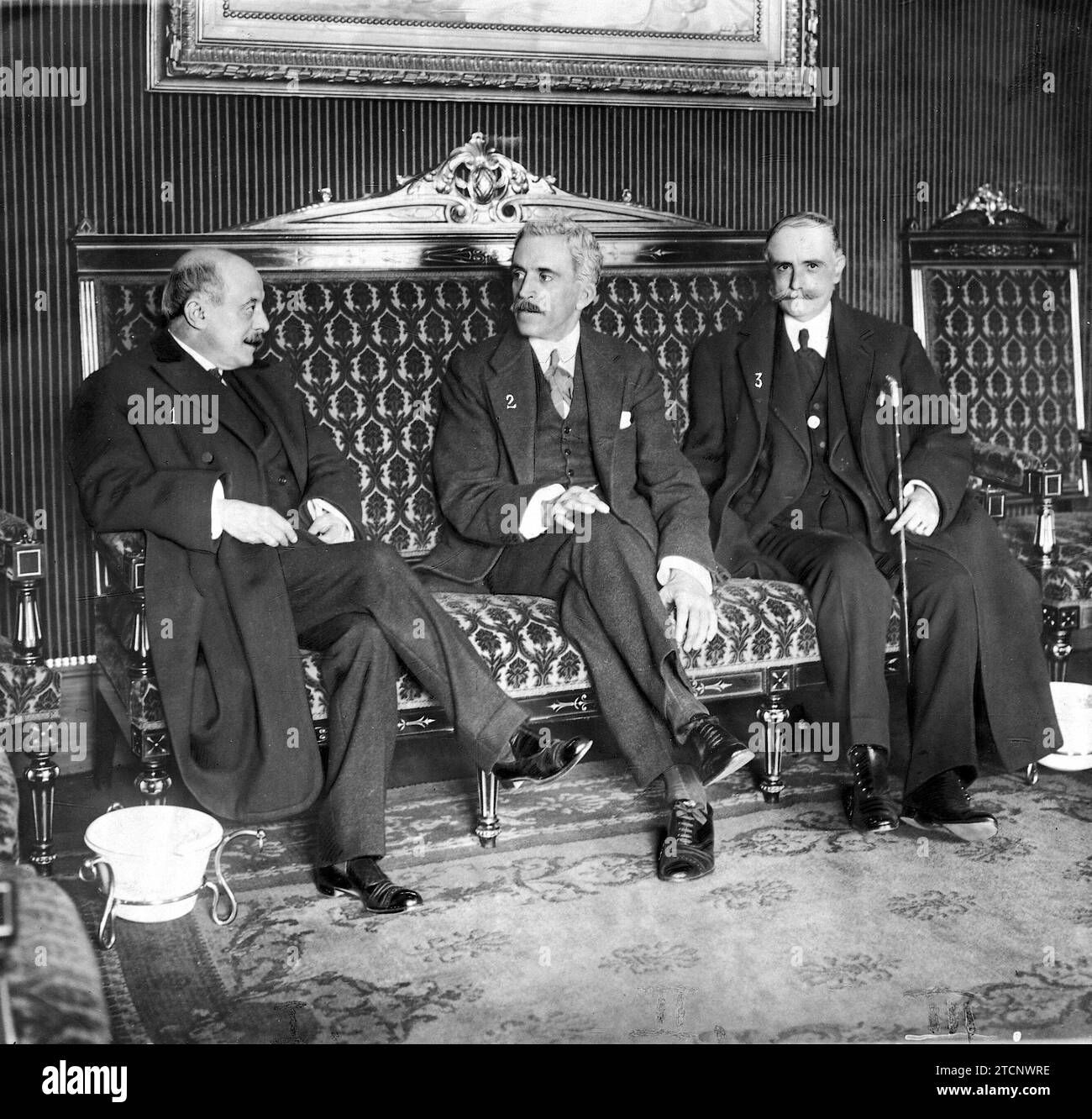 12/31/1910. Nuovo sindaco di Barcellona. Conferenza tra il nuovo sindaco Sostres Rey (1) e il governatore civile Portela (2) con l'assistenza del segretario comunale Gómez Castillo (3). Foto Arija. Crediti: Album / Archivo ABC / José Arija Foto Stock