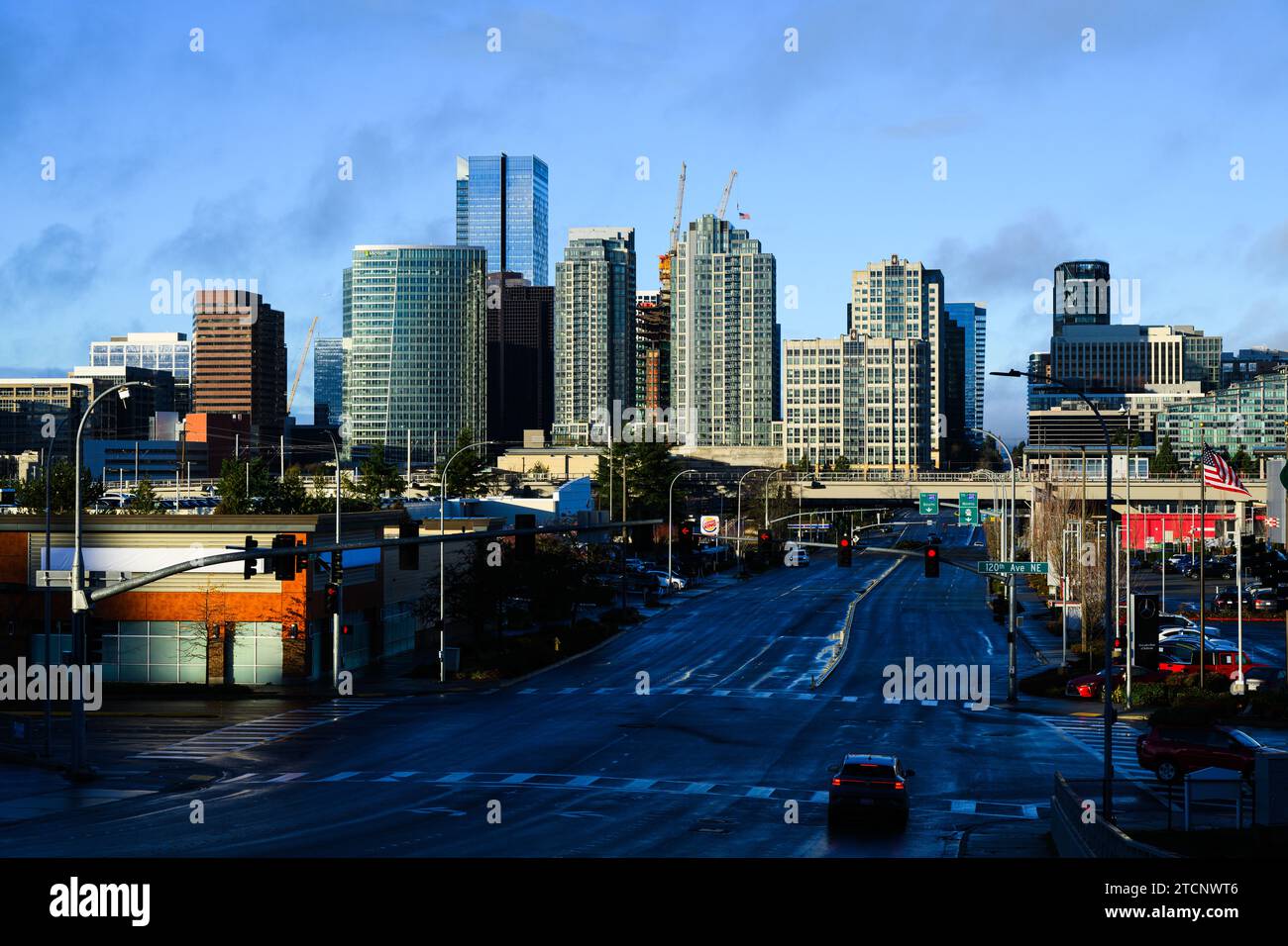 Bellevue, WA, USA - 10 dicembre 2023; skyline del centro di Bellevue sopra ne 8th Street nella città di Puget Sound Foto Stock