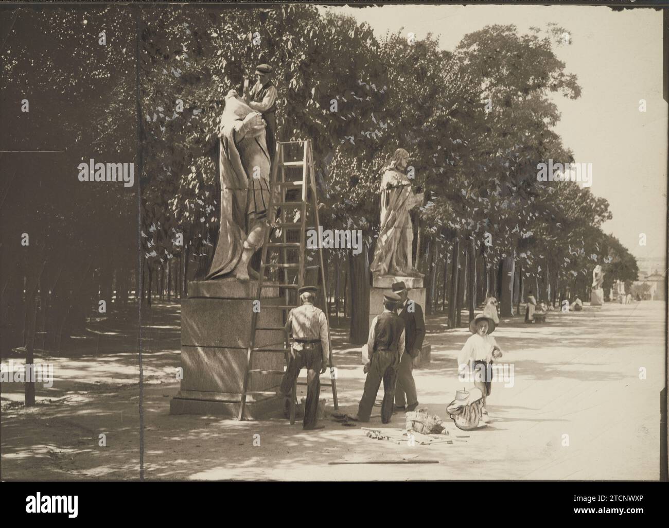 Madrid, settembre 1906. Operai che collocano la testa di uno dei re di pietra sul Paseo de las Estatuas del Retiro. Crediti: Album / Archivo ABC / Adolfo Croce Foto Stock