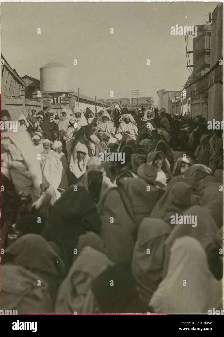 Asilah (Marocco), dicembre 1922. Nella regione occidentale, l'ingresso nell'argilla del nuovo pasha Muley Mustafa (X), nipote di Raisuli. Crediti: Album / Archivo ABC / EDITORIALE Foto Stock