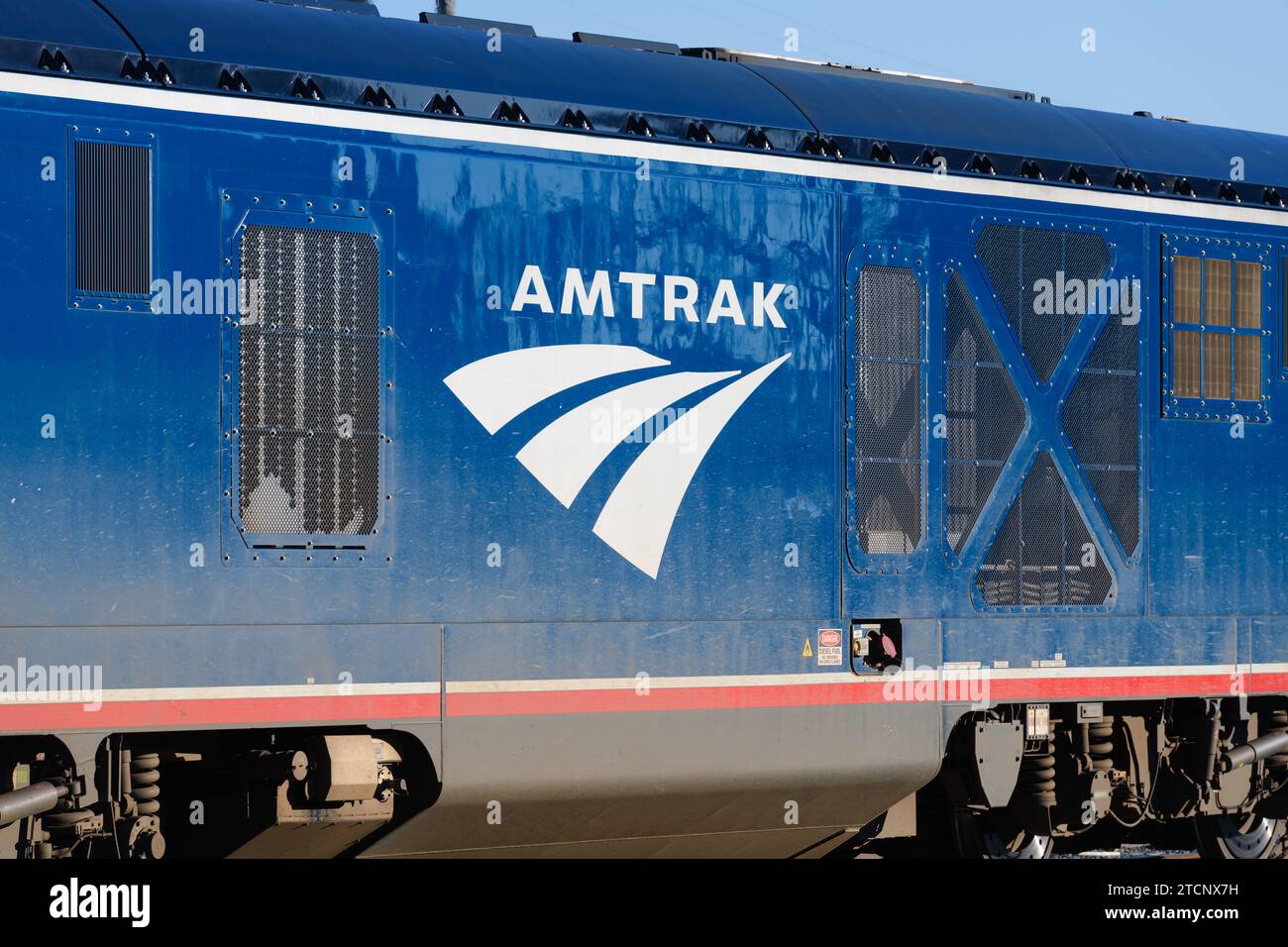 Seattle - 28 ottobre 2023; nome e logo della compagnia ferroviaria Amtrak sul lato della locomotiva blu ALC-42 Foto Stock