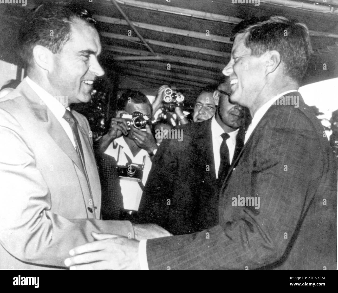 11/13/1960. Nixon si congratula con il presidente eletto John F. Kennedy, a Kay Biscayne (Florida), dopo le elezioni tenutesi l'8 novembre. Crediti: Album / Archivo ABC Foto Stock