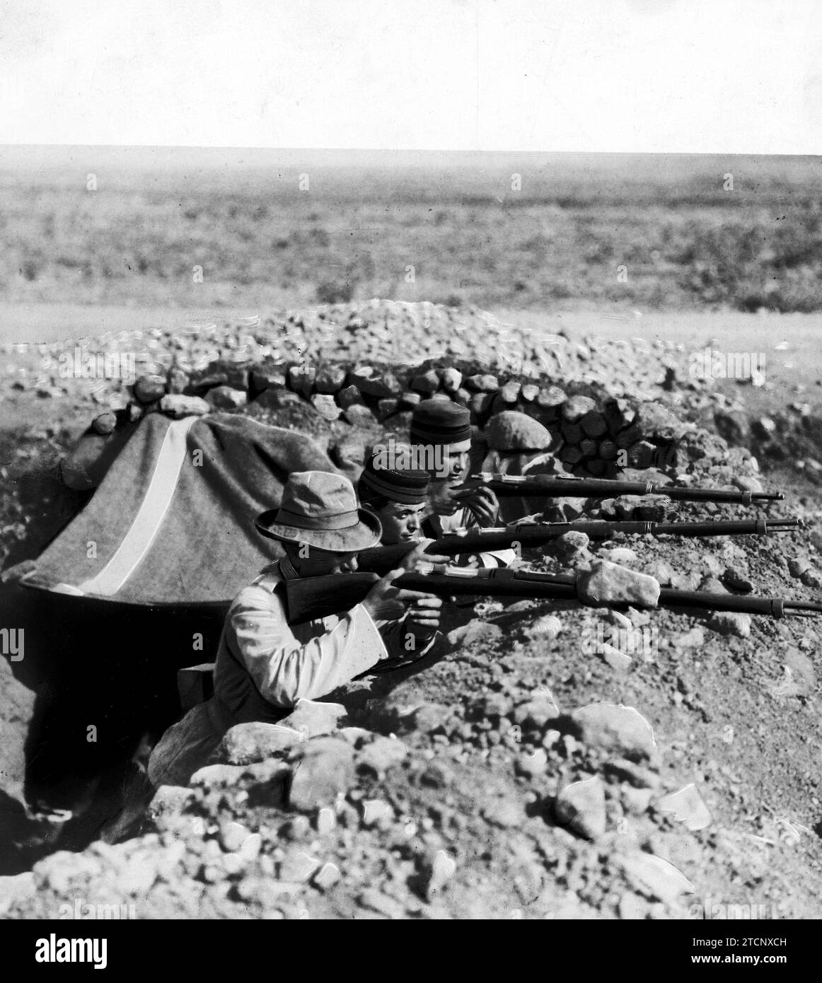 08/31/1921. Melilla. Dettagli dei soldati che sparano dalle trincee costruite per difendere la piazza. Crediti: Album / Archivo ABC / Lázaro Foto Stock