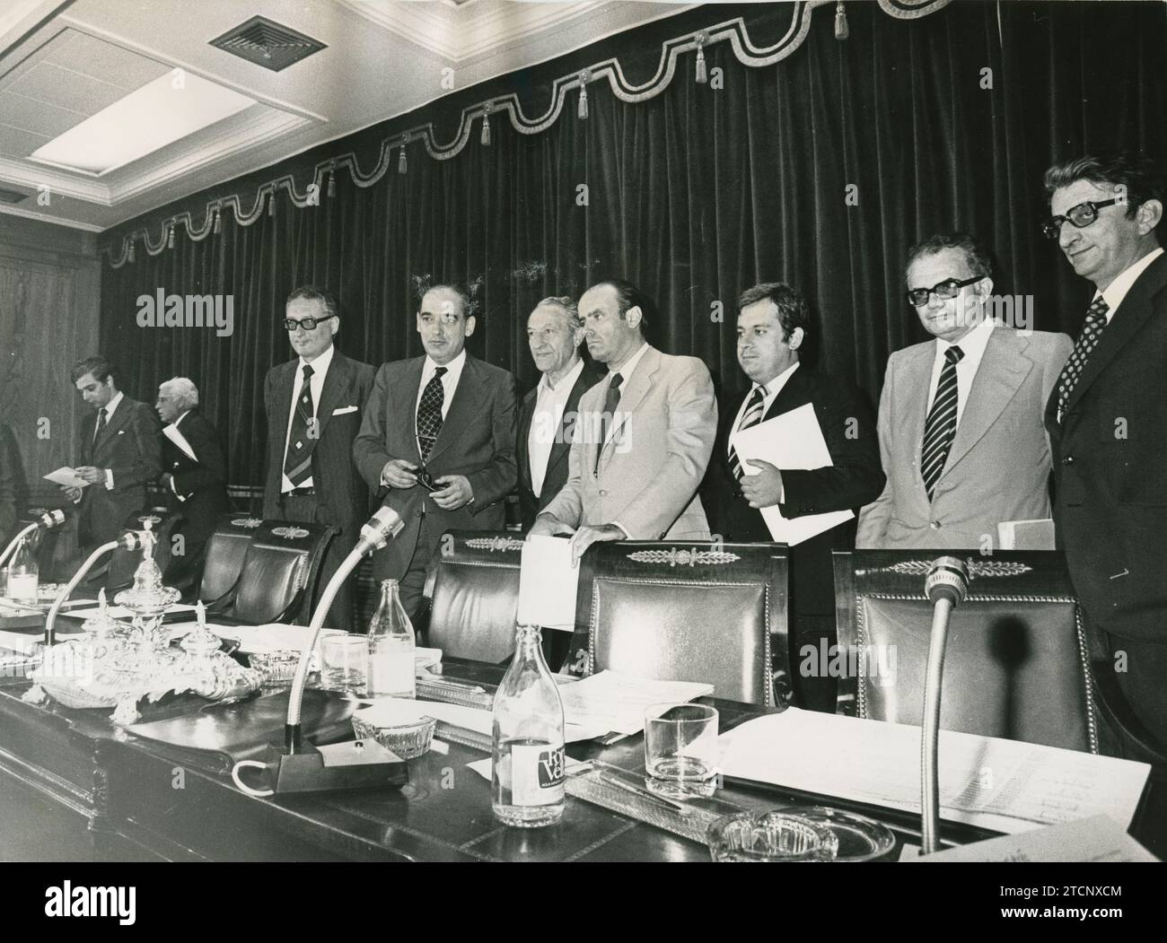 Madrid, 7/13/1977. Il Consiglio provvisorio del Senato: Antonio Fontán Pérez, Presidente; Juan Carlos Guerra Zunzunegui, primo vicepresidente; Ramón Rubial Cavia, secondo vicepresidente; Víctor Carrascal Felgueroso, primo segretario; Jaime del Burgo Tajadura, secondo segretario; José Federico de Carvajal Pérez, terzo segretario, e Joaquín Martínez Bjorkman, quarto segretario. Crediti: Album / Archivo ABC / Teodoro Naranjo Domínguez Foto Stock