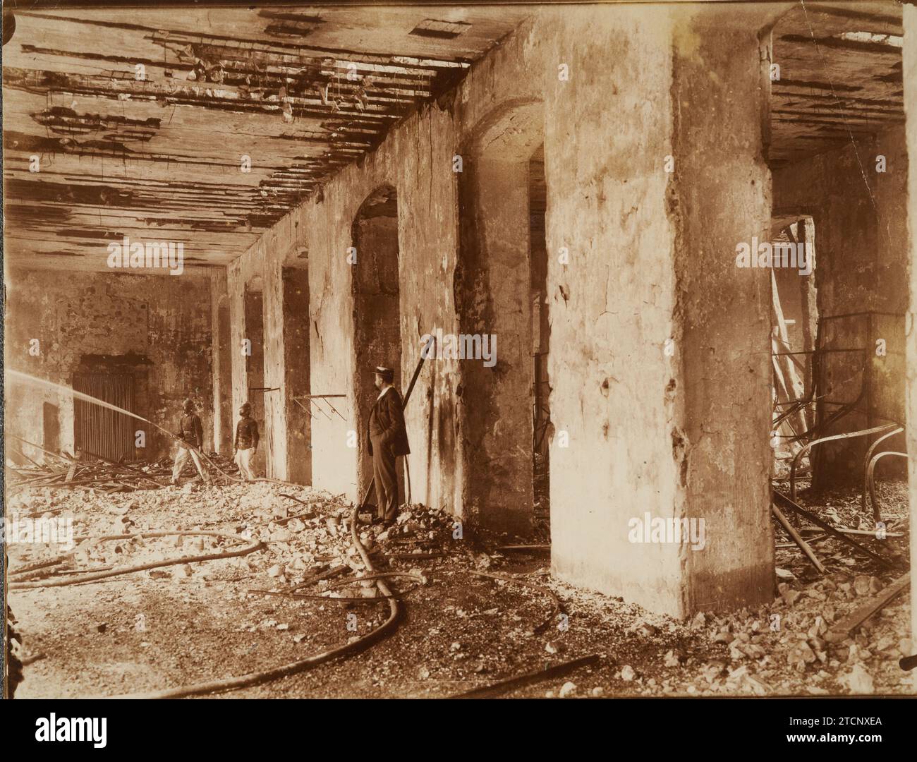 Madrid, 1906. Incendio nella fabbrica di tabacco. Magazzino Deveining, di cui rimangono solo le mura. Crediti: Album / Archivo ABC Foto Stock