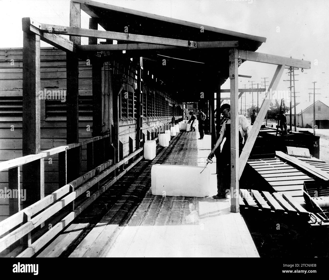 08/31/1926. Agricoltura negli Stati Uniti.1. Trasporto di blocchi di ghiaccio per un treno refrigerato caricato con arance. Crediti: Album / Archivo ABC Foto Stock