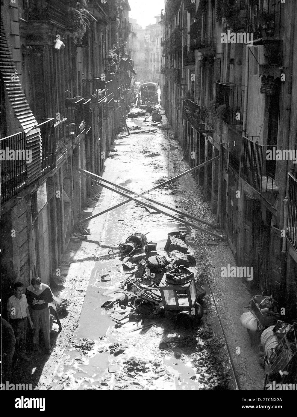 Valencia, ottobre 1957. Gli effetti delle inondazioni. Attrezzature danneggiate da acqua e fangoFoto: Teodoro Naranjo Domínguez. Crediti: Album / Archivo ABC / Teodoro Naranjo Domínguez Foto Stock