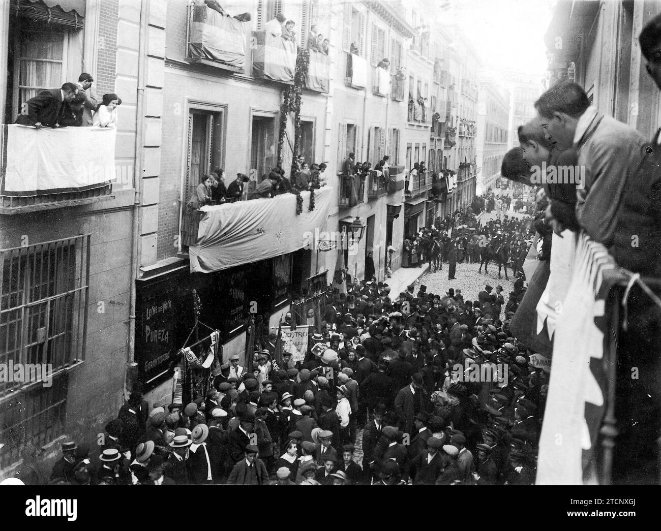05/13/1910. Omaggio a un illustre calligrafo. Momento solenne per scoprire la lapide posta nella casa dove Don Vicente Fernández Valliciergo visse in questa corte per l'iniziativa per promuovere le arti Crediti: Album / Archivo ABC / R. Cifuentes Foto Stock