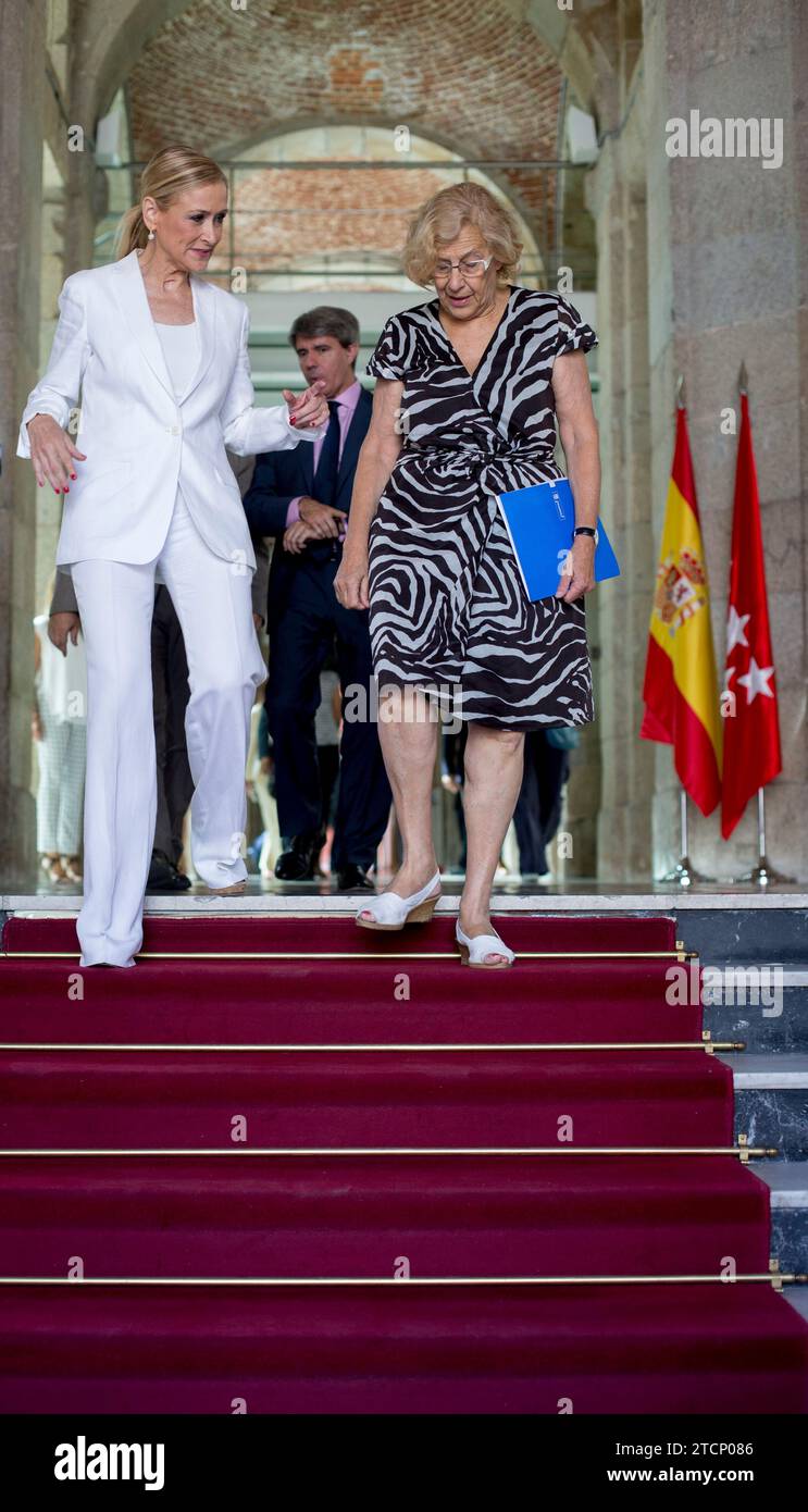 Madrid, 14/07/2015. Cristina Cifuentes e Manuela Carmena si incontrano presso la sede della Comunità di Madrid. Foto: Ignacio Gil ARCHDC. Crediti: Album / Archivo ABC / Ignacio Gil Foto Stock