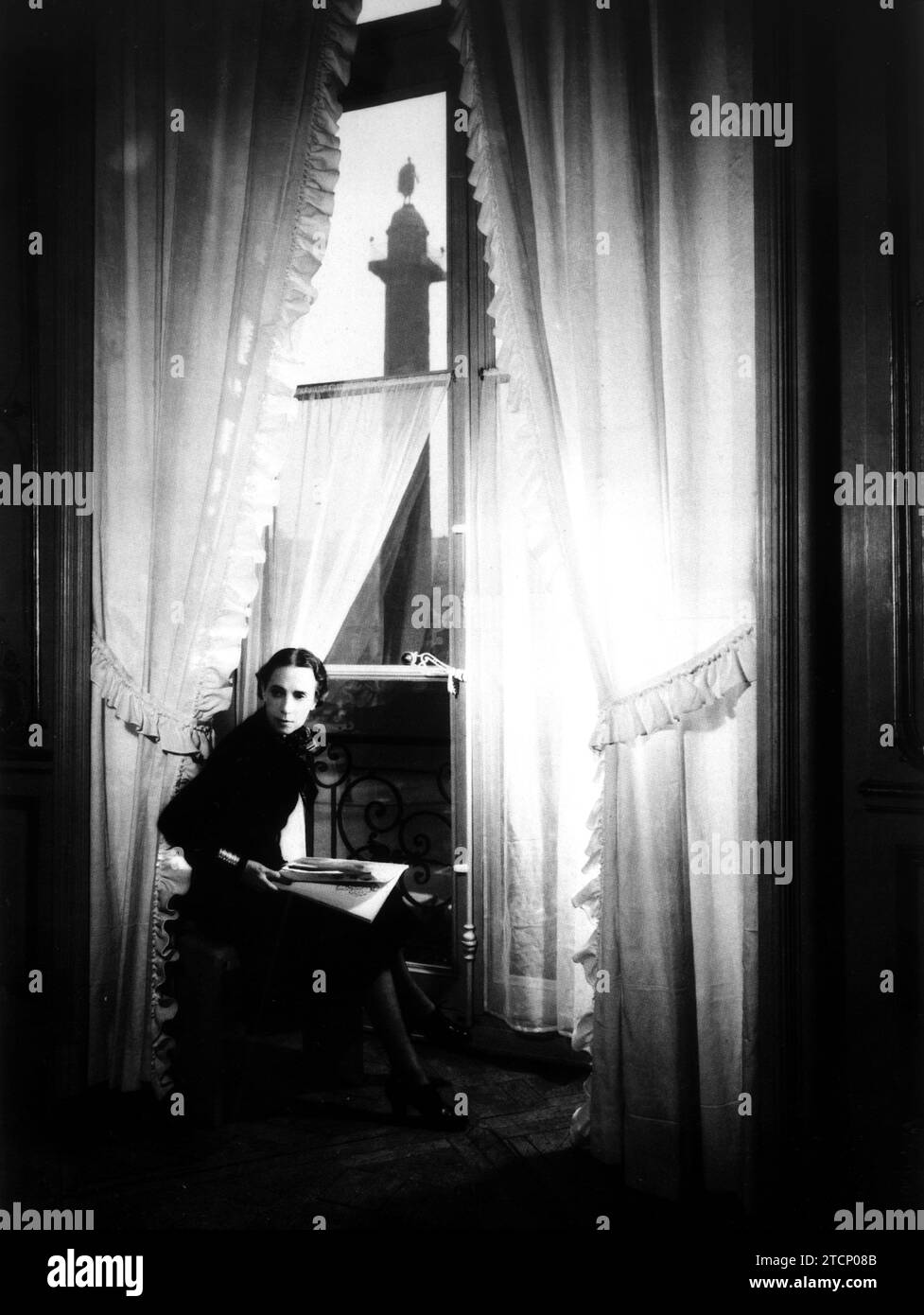 12/31/1939. Elsa Schiaparelli, fotografata nel suo salotto parigino. Crediti: Album / Archivo ABC Foto Stock