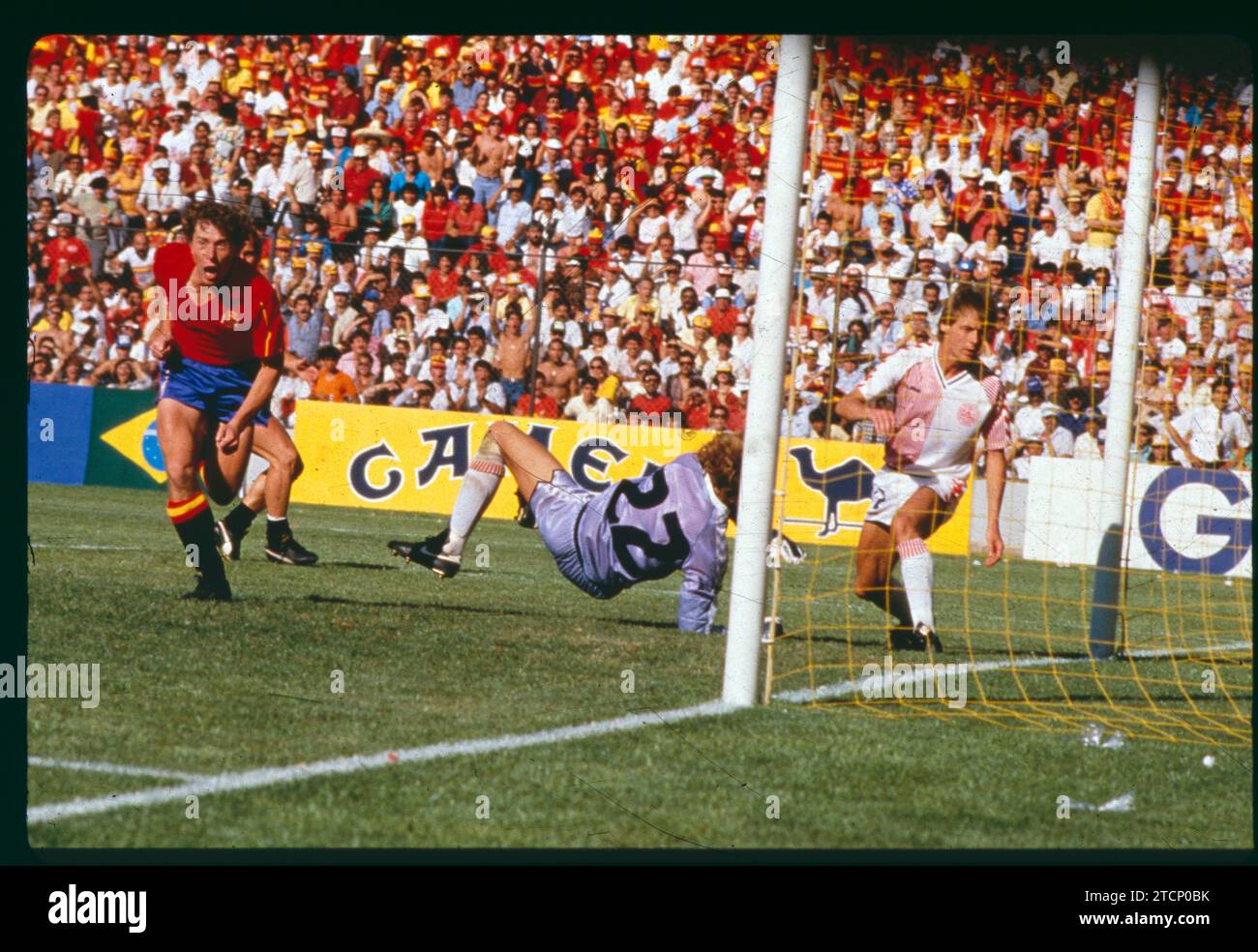 Querétaro (Messico), 18/06/1986. Coppa del mondo di calcio del Messico, round di 16 partita tenutasi allo stadio la Corregidora tra la squadra spagnola e la Danimarca, che si è conclusa con il risultato di 1 a 3 con una vittoria spagnola. Nell'immagine, Butragueño segna uno degli obiettivi. Crediti: Album / Archivo ABC / Gonzalo Cruz Foto Stock