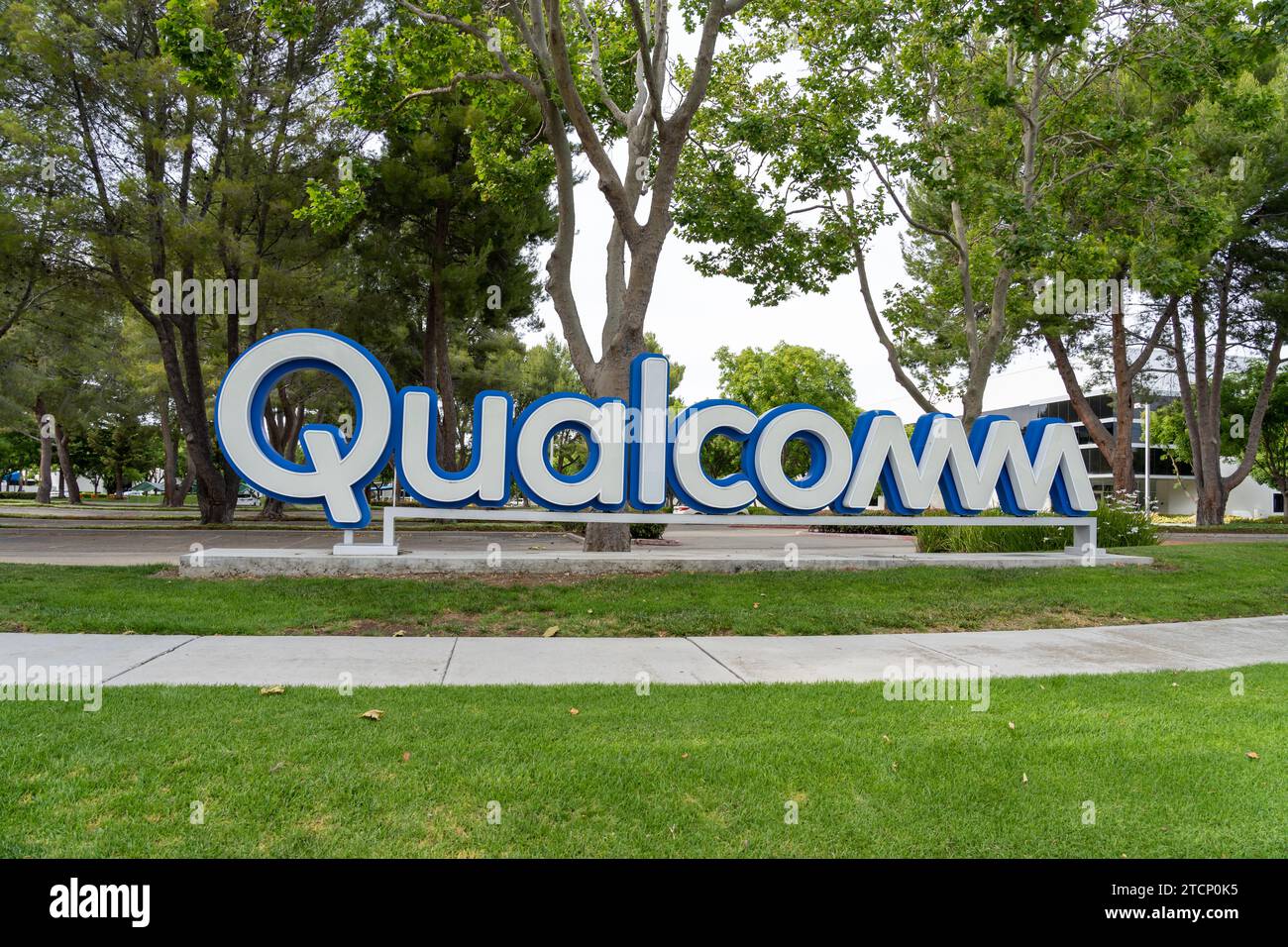 Primo piano dell'insegna Qualcomm Ground presso l'ufficio della Silicon Valley a Santa Clara, Stati Uniti Foto Stock