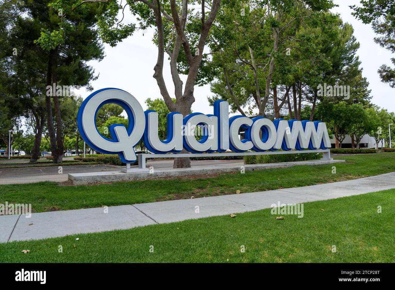 Primo piano dell'insegna Qualcomm Ground presso l'ufficio della Silicon Valley a Santa Clara, Stati Uniti Foto Stock