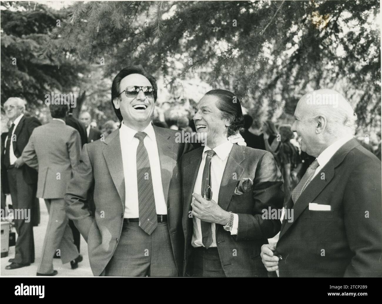 06/29/1983. Ieri, le loro Maestà i Re hanno offerto nei giardini campo del Moro, di fronte al Palazzo reale, il tradizionale ricevimento che ogni anno riunisce numerose e importanti personalità del mondo delle Belle Arti e dello sport. Nell'immagine, Manolo Escobar con Antonio il ballerino e lo scultore Juan de Ávalos. Crediti: Album / Archivo ABC Foto Stock