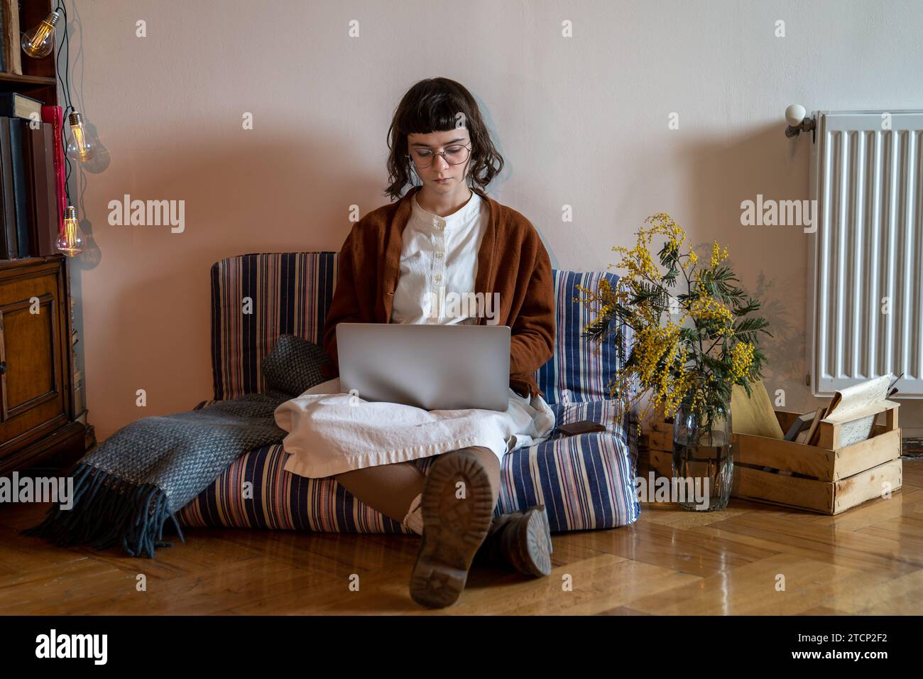 Creative concentrate studentesse adolescenti nerd in occhiali che studiano sul laptop a casa in salotto. Foto Stock