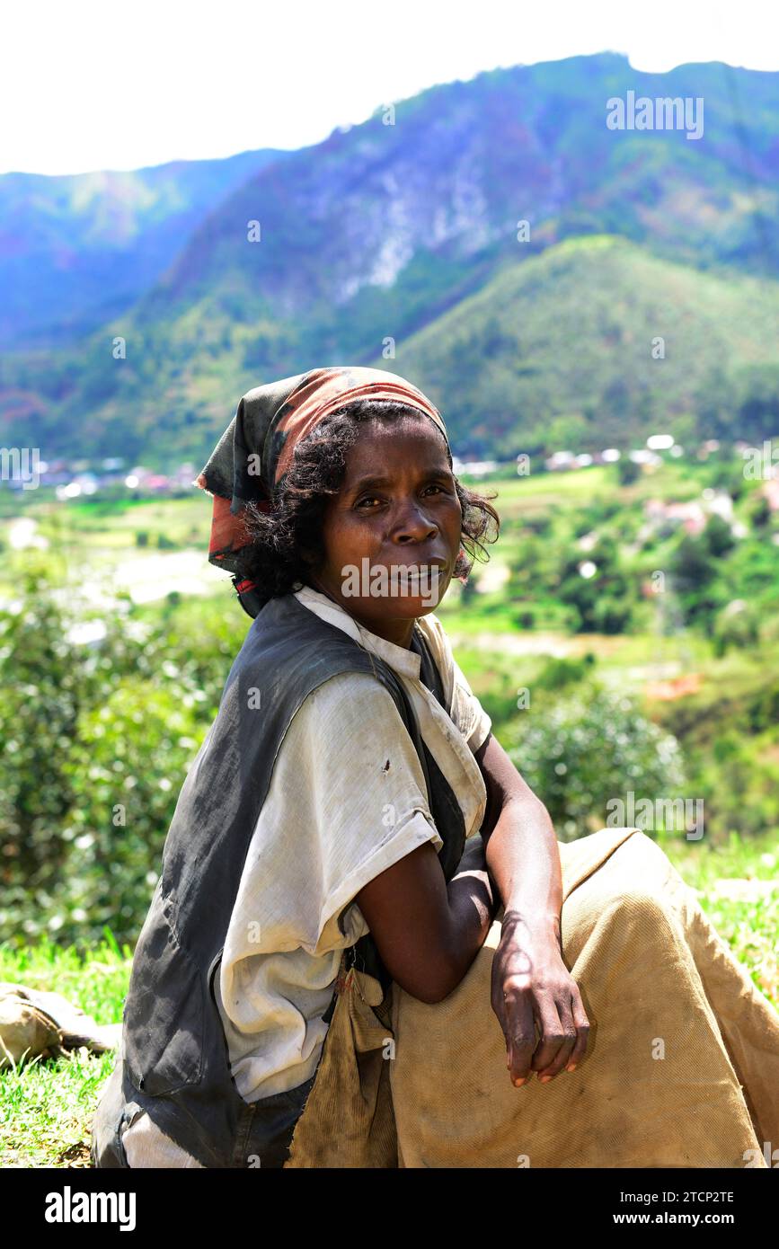 Ritratto di una donna malgascia scattata in un remoto villaggio nel Madagascar centrale. Foto Stock