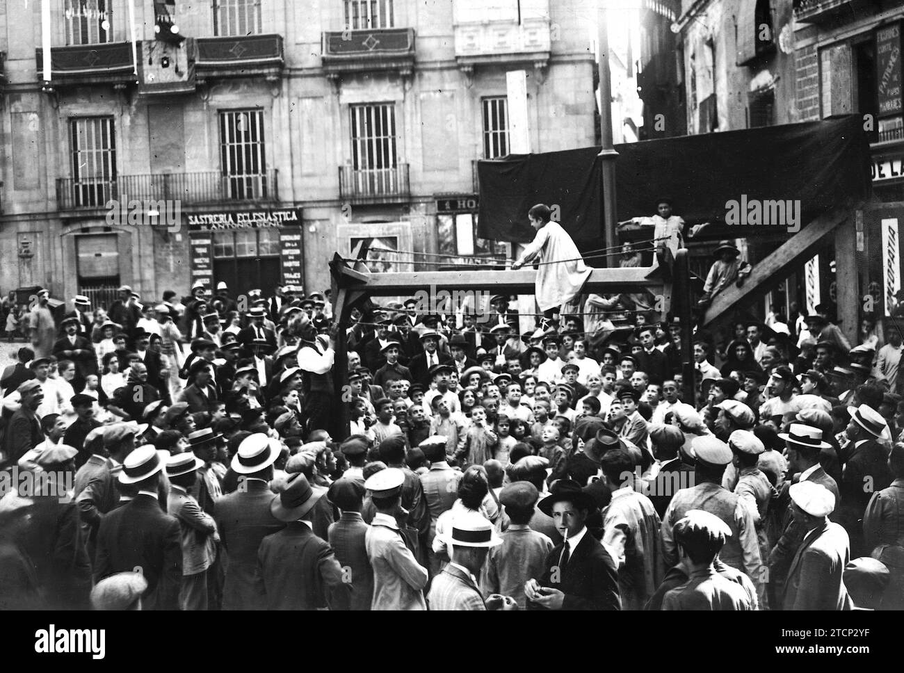 Barcellona, agosto 1913. Festival di San Roque. Un'installazione di cucañas, il divertimento preferito dei ragazzi che vengono in gran numero in cerca del loro premio. Crediti: Album / Archivo ABC / José Arija Foto Stock