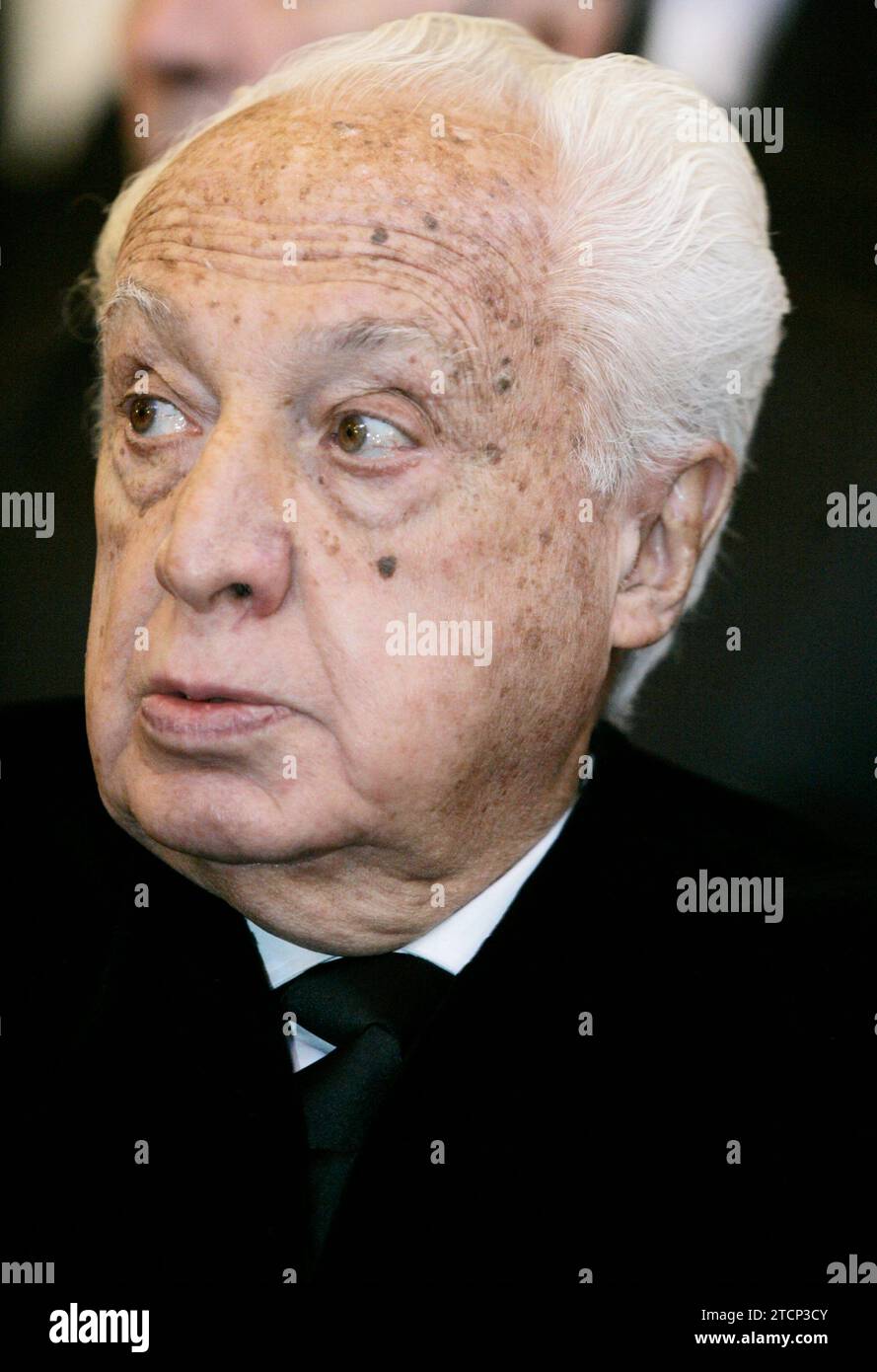 14/12/2006. Madrid 12-15-06: Manuel Jimenez de Parga riceve un diploma e una medaglia dal presidente dell'ordine degli Avvocati Luis Martí Mingarro, per cinquant'anni dedicato alla pratica del diritto. Foto: Sigefredo. ArchDC. Crediti: Album / Archivo ABC / Sigefredo Camarero Foto Stock