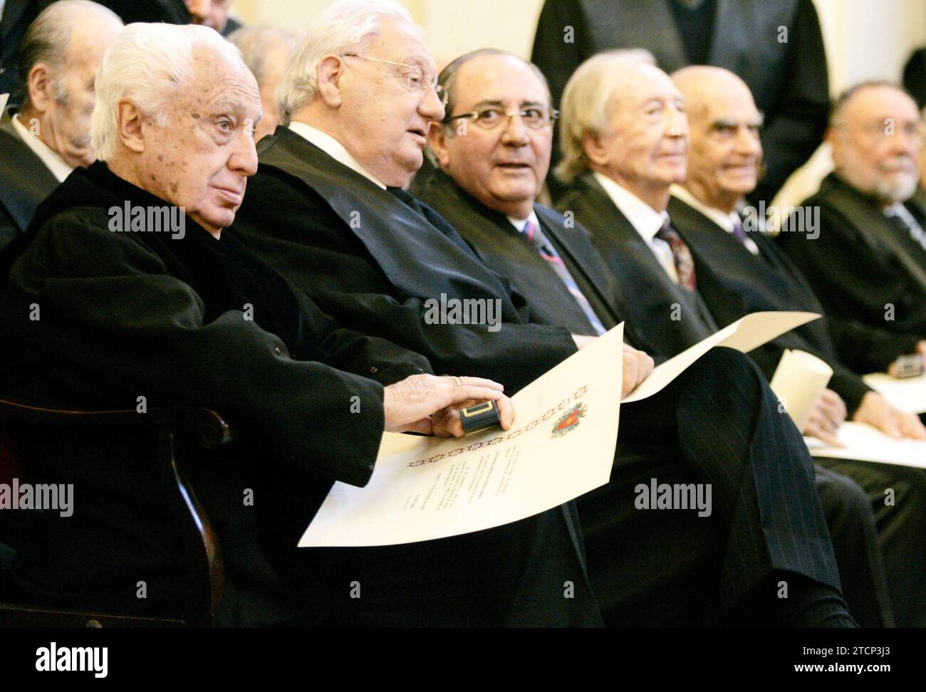 14/12/2006. Madrid 12-15-06: Manuel Jimenez de Parga riceve un diploma e una medaglia dal presidente dell'ordine degli Avvocati Luis Martí Mingarro, per cinquant'anni dedicato alla pratica del diritto. Foto: Sigefredo. ArchDC. Crediti: Album / Archivo ABC / Sigefredo Camarero Foto Stock