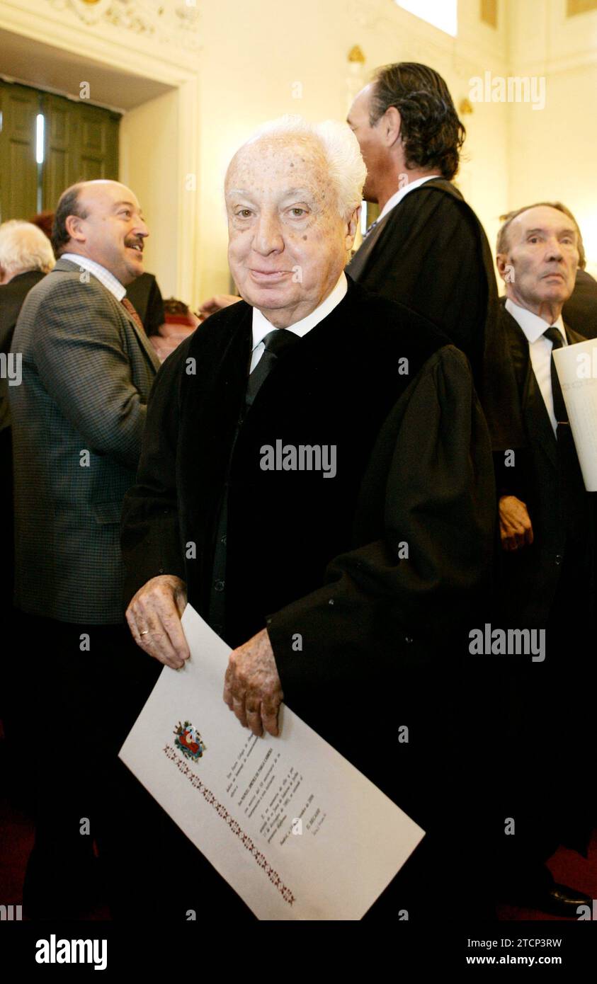 14/12/2006. Madrid 12-15-06: Manuel Jimenez de Parga riceve un diploma e una medaglia dal presidente dell'ordine degli Avvocati Luis Martí Mingarro, per cinquant'anni dedicato alla pratica del diritto. Foto: Sigefredo. ArchDC. Crediti: Album / Archivo ABC / Sigefredo Camarero Foto Stock