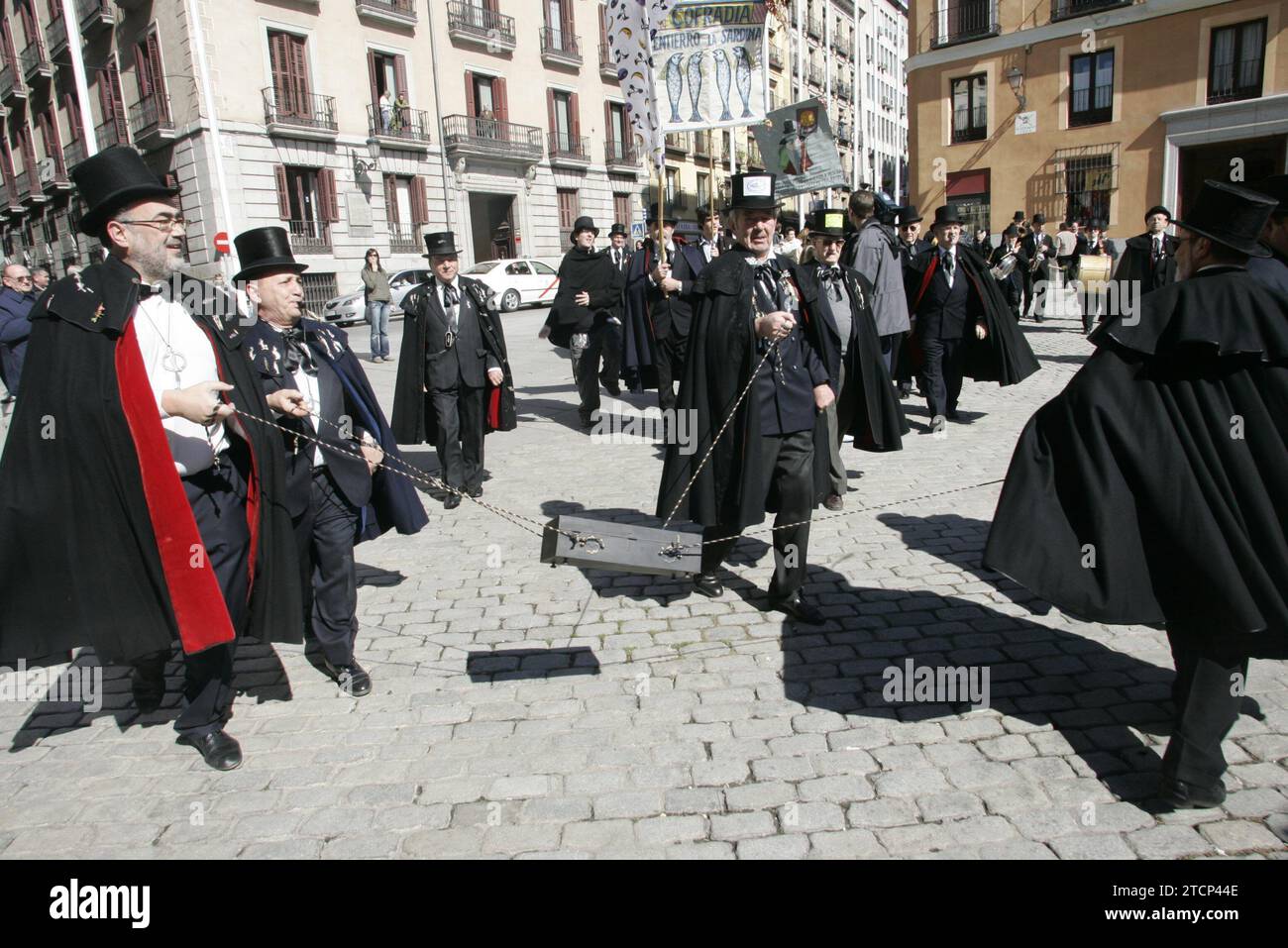 Madrid, 01/03/2006. Sfilata della Fratellanza sarda durante la loro visita al Municipio di Madrid, dove hanno donato al sindaco Ruiz Gallardón due sardine in omaggio alla fine del Carnevale. Crediti: Album / Archivo ABC / Jaime García Foto Stock