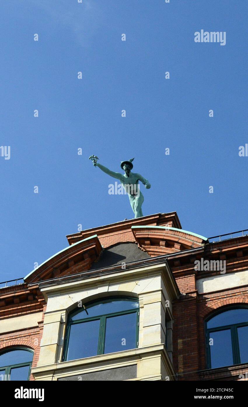 Una scultura in bronzo di mercurio sul tetto di un edificio. Købmagergade , Copenaghen, Danimarca. Foto Stock