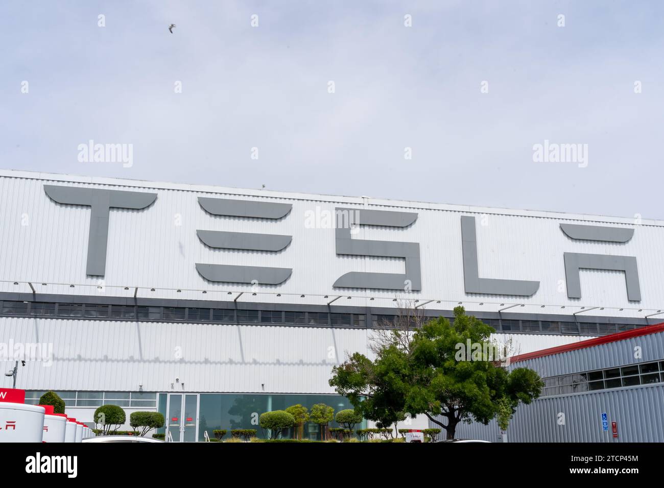 Logo Tesla per primo piano sull'edificio del Tesla Motors Center di Fremont, CALIFORNIA, USA Foto Stock
