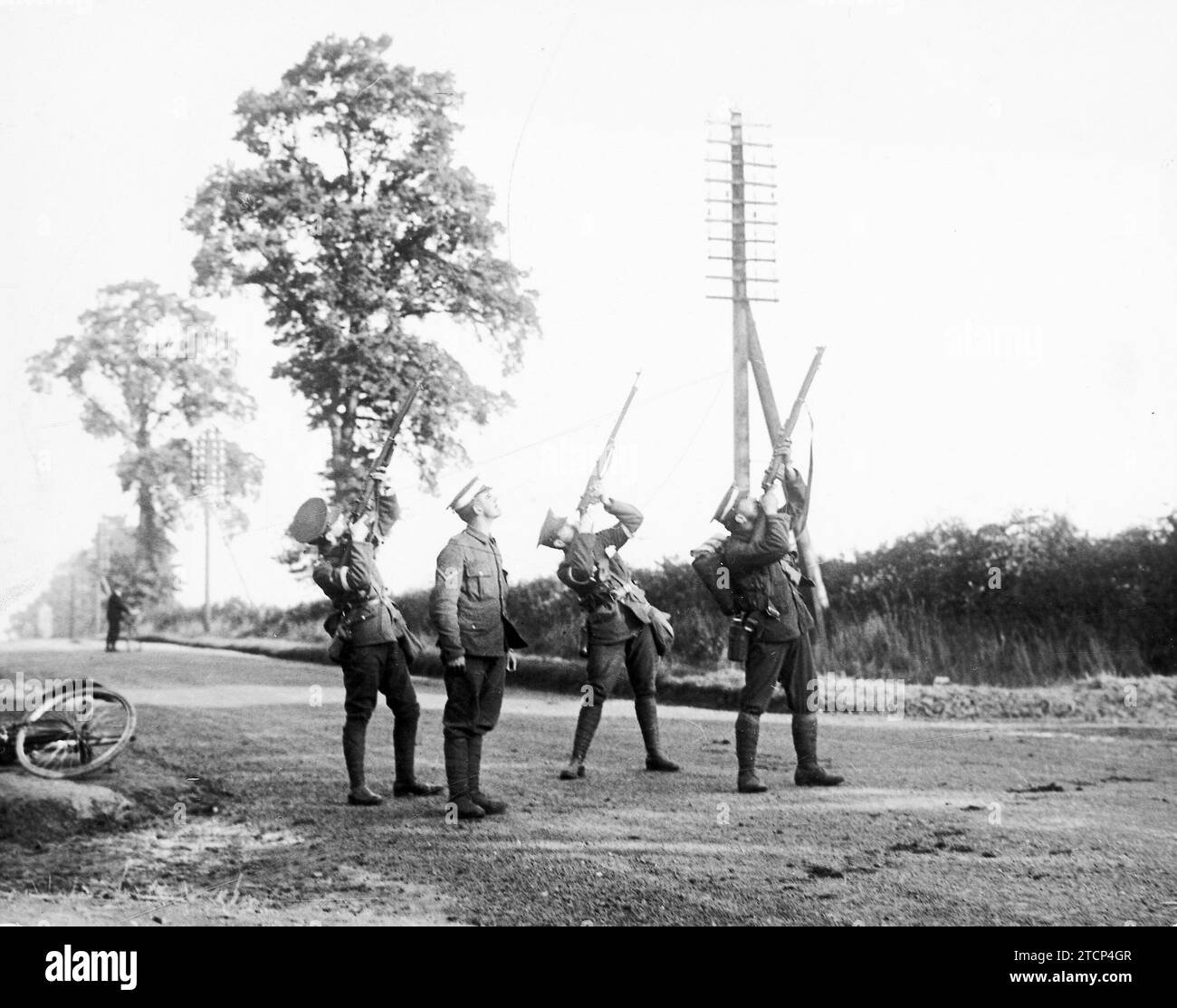 09/30/1913. Nelle manovre tedesche. Cyclist Patrol sparando i loro fucili contro gli aeroplani che entravano nella loro Fire zone. Test effettuati in precedenti manovre militari tedesche. Crediti: Album / Archivo ABC / Louis Hugelmann Foto Stock