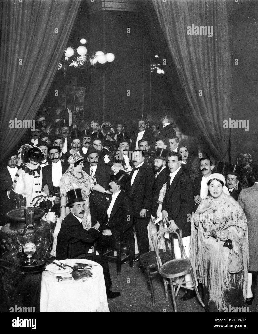 Il carnevale di Madrid nel 1913. Aspetto parziale del 'ristorante' del teatro reale durante il ballo della maschera organizzato dal circolo delle Belle Arti. - Foto Alba. Crediti: Album / Archivo ABC / Ramón Alba Foto Stock