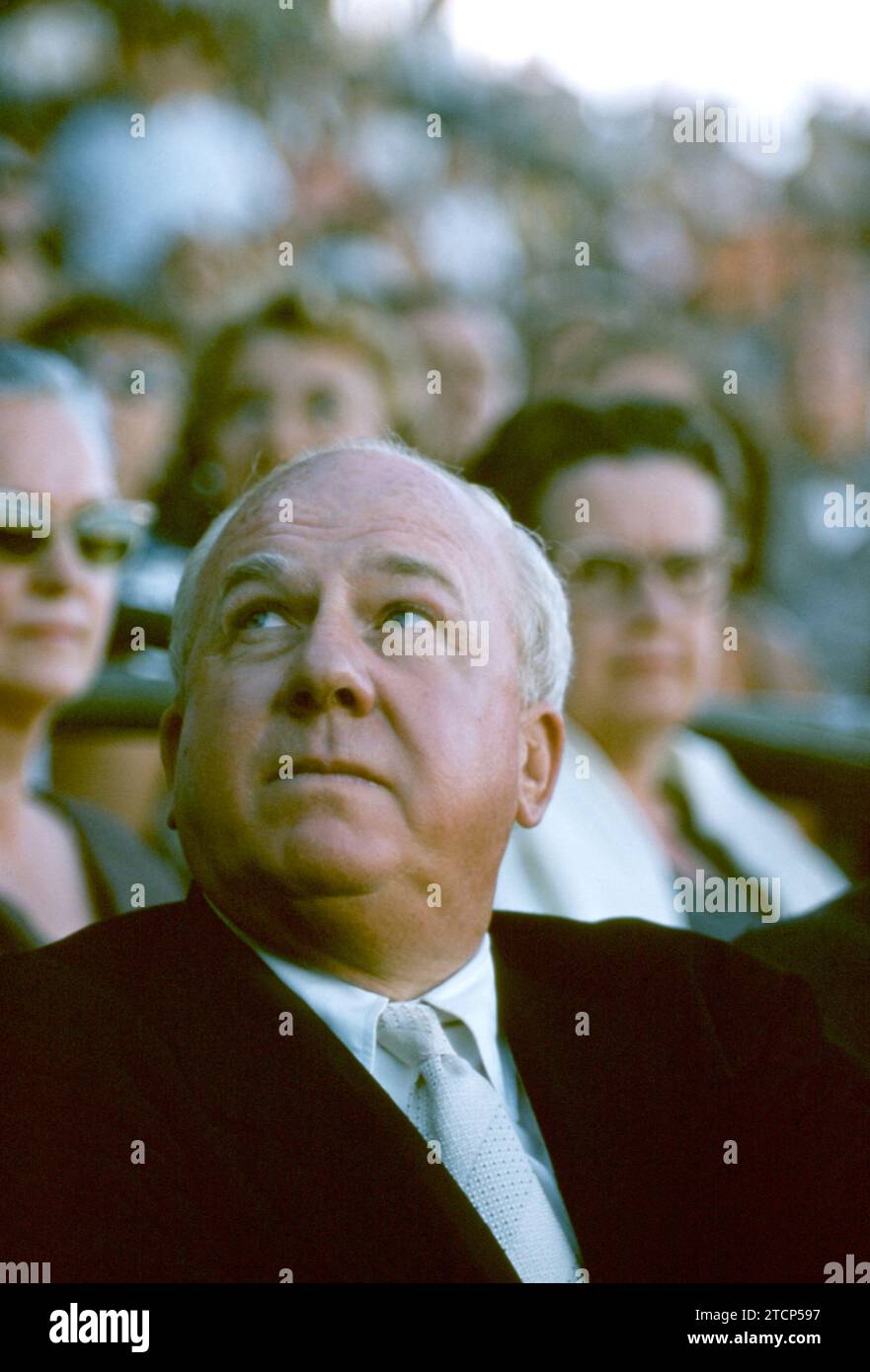 FL - MARZO 1956: Il presidente della National League Warren C. Giles (1896-1979) assiste a una partita di allenamento primaverile della MLB verso marzo 1956 in Florida. (Foto di Hy Peskin) *** didascalia locale *** Warren C. Giles Foto Stock